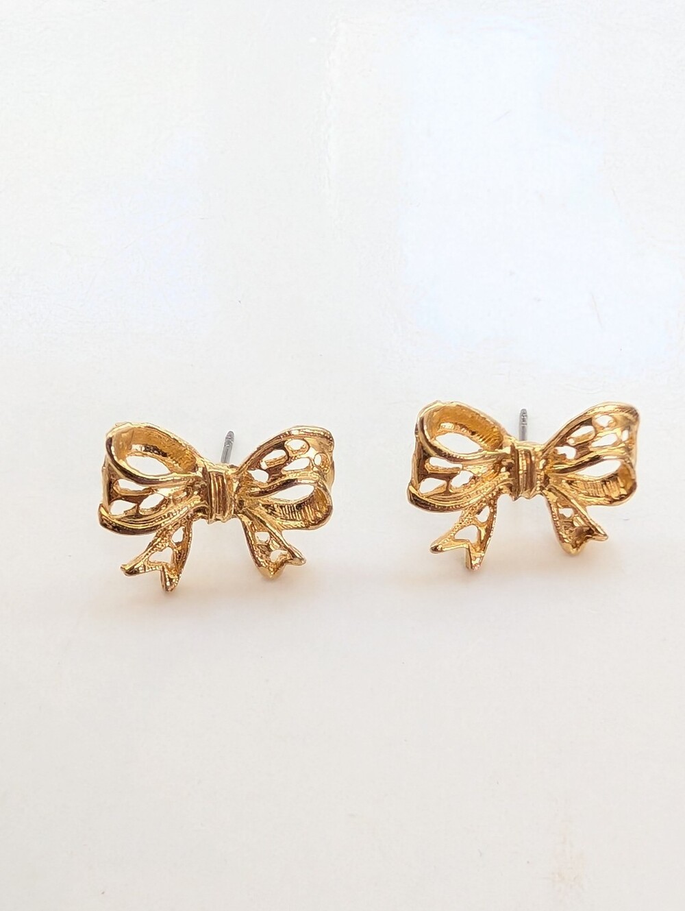Vintage Gold Tone Bow Filigree Cute Girly Holiday Birthday Post Earrings